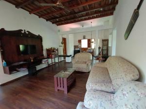 TV a/nebo společenská místnost v ubytování Anandam Stays - Premium 3BHK plush homestay, Vaikom near Kumarakom
