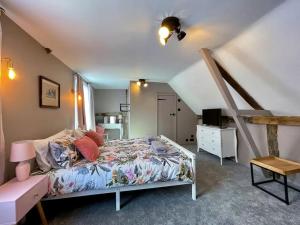 Tempat tidur dalam kamar di 16th Century Apartment Full of Original Features