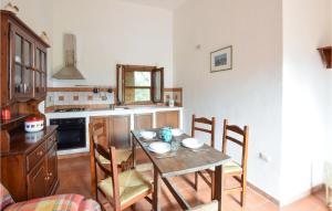 una cucina con tavolo e sedie di Lovely Home In Sedini With Swimming Pool a Sedini