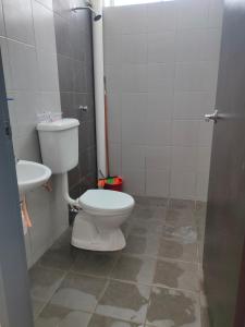 uma casa de banho com um WC e um lavatório em Juliana Homestay em Jitra