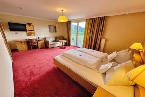 Televízia a/alebo spoločenská miestnosť v ubytovaní Hotel Pachernighof