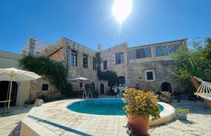 uma casa com uma piscina em frente em Monastiriako em Giannoudi