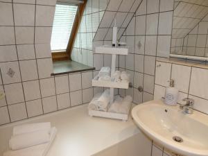 un bagno con lavandino, specchio e asciugamani di Helle 70 qm Ferienwohnung mit herrlichem Blick a Teningen Altre 32 foto