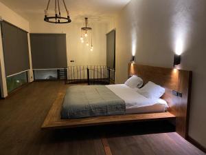 Schlafzimmer mit einem großen Bett mit einem Kopfteil aus Holz in der Unterkunft Green Creek Villa in Flic-en-Flac