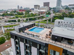 an aerial view of the pool on the roof of a building at Le 908, suberbe condo neuf avec piscine in Quebec City