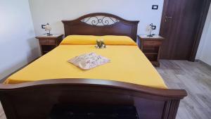 a bedroom with a bed with a yellow blanket at Calabria Camera matrimoniale 2 per vacanza al mare- VILLA FRANCA in Cariati