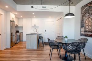 a kitchen and dining room with a table and chairs at Le 908, suberbe condo neuf avec piscine in Quebec City