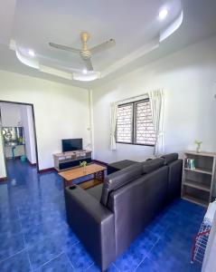 salon z kanapą i stołem w obiekcie Karon House 15C w mieście Karon Beach