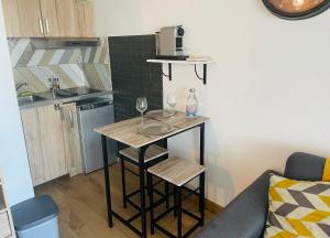 A kitchen or kitchenette at Le Cosy Des Goélands, T2 proche de la mer