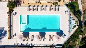 an overhead view of a swimming pool on a building at Brezza D'Estate in Valderice