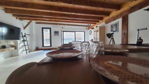 - une salle à manger avec une table en bois et des verres dans l'établissement Beau T4 au cœur du centre ville, à Narbonne