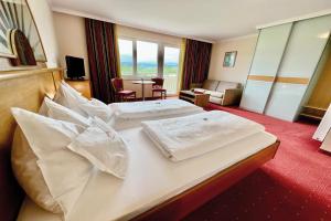 Posteľ alebo postele v izbe v ubytovaní Hotel Pachernighof + 37 fotografií