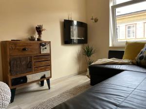 Ruang duduk di Modern 2BR Apt Near Park & Train Station in Old Town w Free Parking +10 gambar