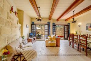 Posezení v ubytování Razzett ta' Leli Holiday Home