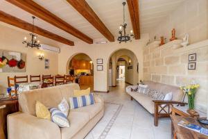 Posezení v ubytování Razzett ta' Leli Holiday Home