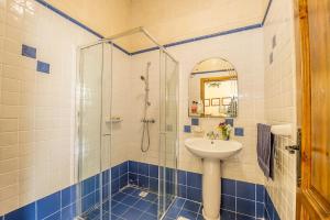 Koupelna v ubytování Razzett ta' Leli Holiday Home + 8 fotografií