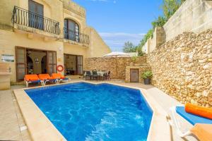 Bazén v ubytování Razzett ta' Leli Holiday Home nebo v jeho okolí