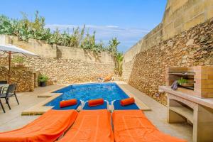 Bazén v ubytování Razzett ta' Leli Holiday Home nebo v jeho okolí