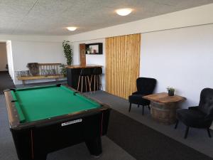 Biliár nebo kulečník v ubytování Sdr. Omme Kro & Hotel