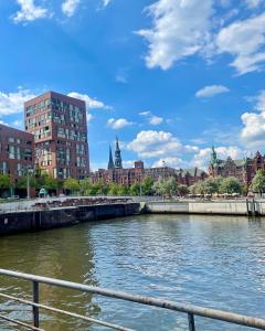 un río en una ciudad con edificios en el fondo en Five Oaks Sky en Hamburgo