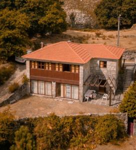eine Luftansicht eines Hauses mit orangefarbenem Dach in der Unterkunft Casa dos Peliteiros in Vilarinho