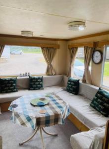 Posezení v ubytování Birchlea Caravan
