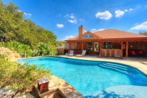 una piscina davanti a una casa di Hill Country Vibe a Canyon Lake