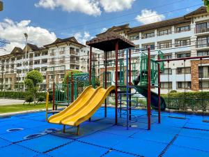 un parque infantil frente a un edificio con tobogán en Modern 2BR Condo Near SM with Free Parking Pool WIFI and Netflix, en Davao City