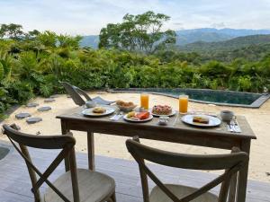 una mesa con platos de comida y bebidas. en IslaVerde Hotel en La Mesa