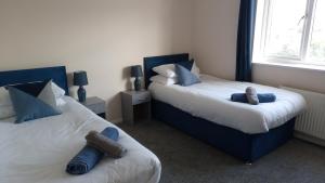 Giường trong phòng chung tại Rosemoor view.