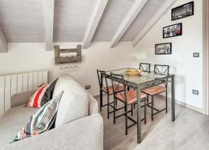 a living room with a table and a couch at A casa di Oscar in Deiva Marina