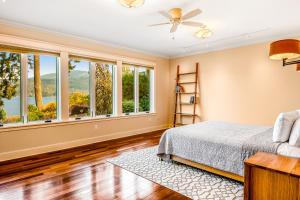 เตียงในห้องที่ Whatcom By The Water