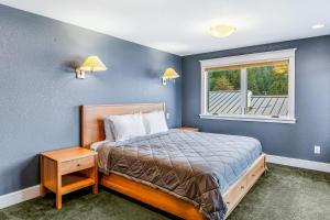 เตียงในห้องที่ Whatcom By The Water