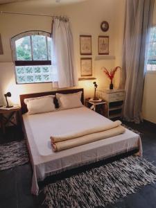 a bedroom with a large bed with a window at Casa Mágica SP - Próximo CEIC Itaú e SP Expo in Sao Paulo