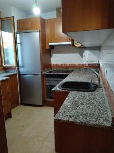 uma cozinha com um frigorífico e uma bancada em Casa rural Butaka em Alcalá del Júcar