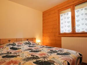 Schlafzimmer mit einem Bett und einem Fenster in der Unterkunft Appartement Samoëns, 3 pièces, 4 personnes - FR-1-624-114 in Samoëns