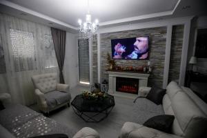 TV i/ili multimedijalni sistem u objektu Apartman MDB RETRO