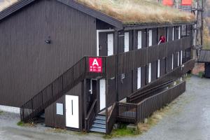 un edificio con techo de césped con una persona entrando en él en Sirdal fjellpark en Tjørhom