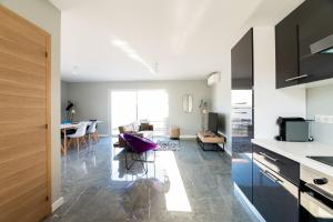 HOTEL VILLA SOL في بيسكاروس: مطبخ وغرفة معيشة مع طاولة وكراسي