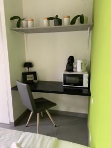A cozinha ou cozinha compacta de PETIT STUDIO DANS VILLA BORD DE LAC