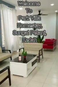 ein Wohnzimmer mit einem Schild, auf dem sich die Park villa homesagencyagency befindet in der Unterkunft Park Villa Homestay in Sungai Petani