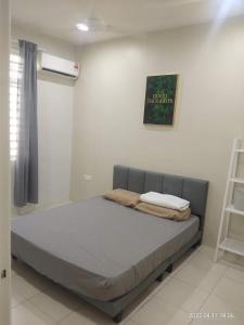1 dormitorio con 1 cama en una habitación blanca en Park Villa Homestay en Sungai Petani
