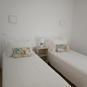 twee bedden naast elkaar in een kamer bij Apartamento Pocillos Mimosas in Puerto del Carmen