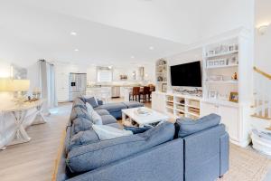 Coastal Gem في يورك: غرفة معيشة مع أرائك زرقاء وتلفزيون