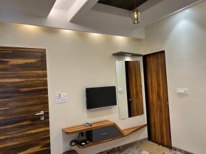 a room with a tv on a wall at Hotel Aryadeep in Phardāpur