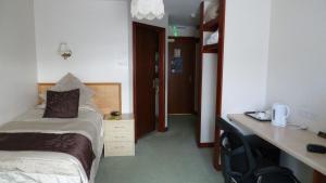 Postel nebo postele na pokoji v ubytování Leys Hotel