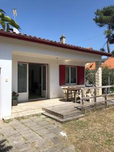 Casa con terraza de madera con mesa en Maison à 500 mètres de la plage, en Saint-Trojan-les-Bains