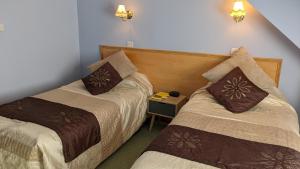 Postel nebo postele na pokoji v ubytování Leys Hotel
