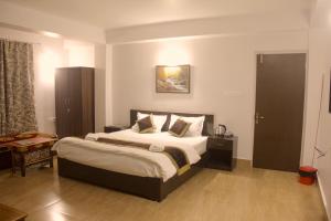 A bed or beds in a room at The Sherpa's Abode