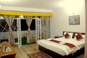 1 dormitorio con 2 camas y sala de estar en The Sherpa's Abode en Gangtok